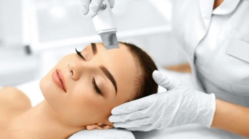 49277303 - skin care. close-up of beautiful woman receiving ultrasound cavitation facial peeling. ultrasonic skin cleansing procedure. beauty treatment. cosmetology. beauty spa salon.